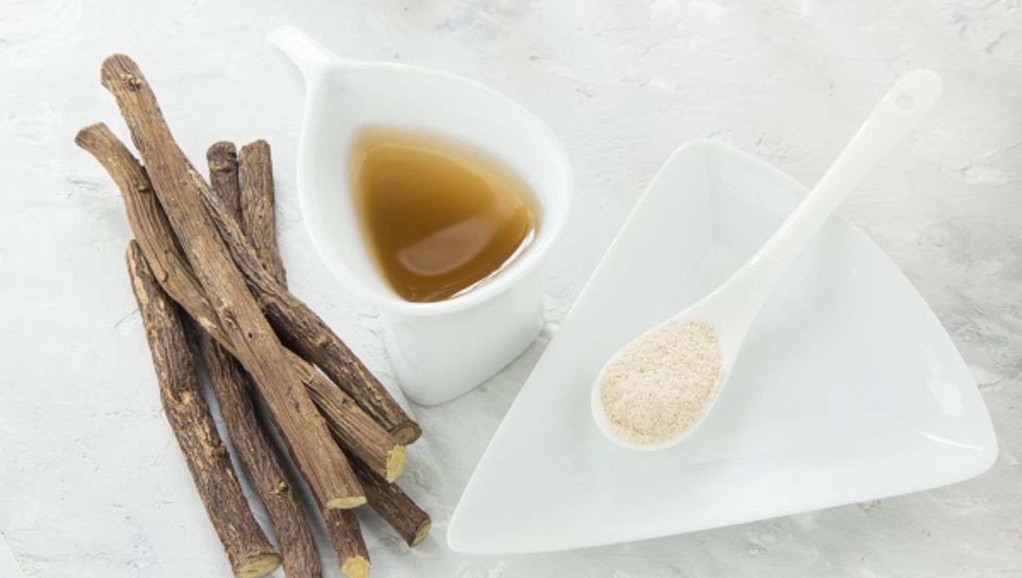 Thành Phần Chiết Xuất Cam Thảo Của Mặt Nạ Làm Trắng Da Không Gây Bắt Nắng