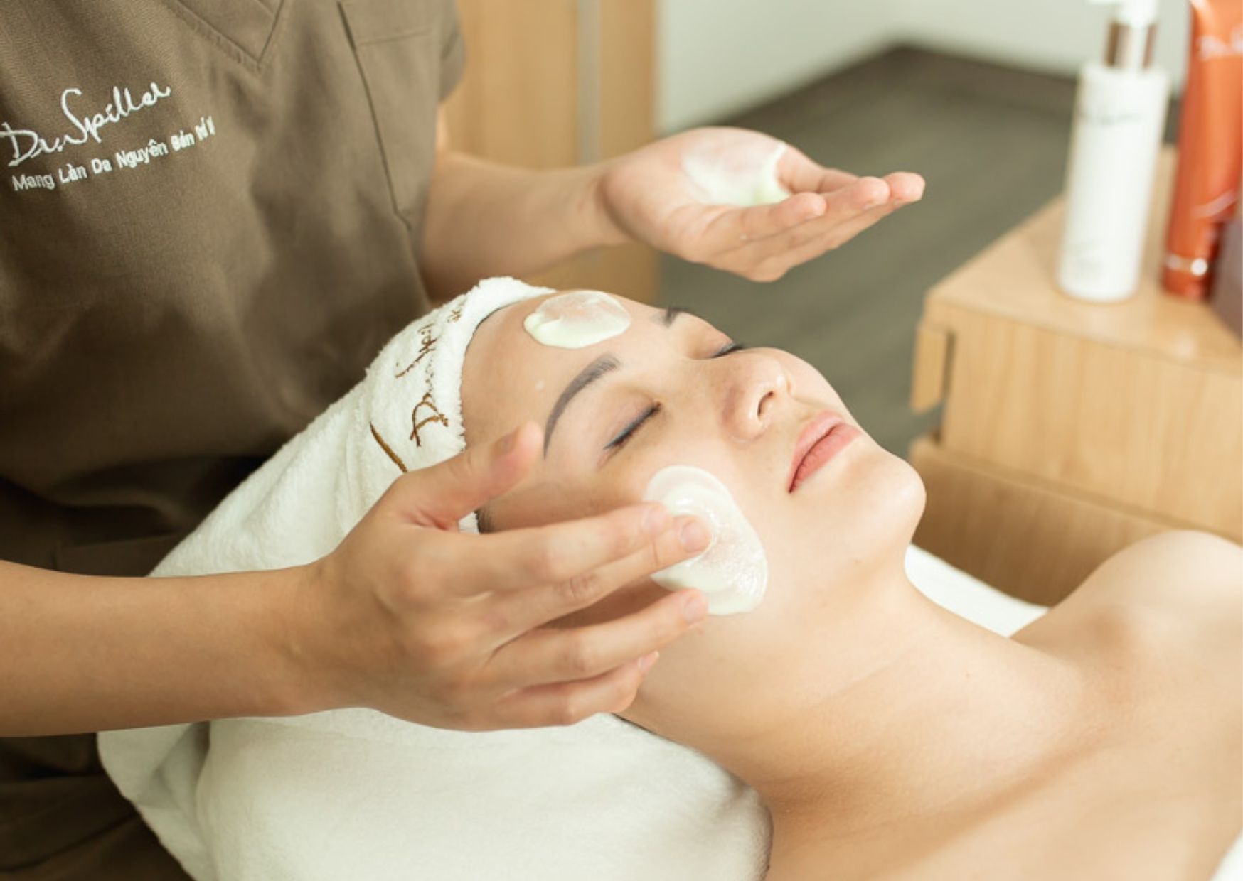 Trị liệu cho da mặt chảy xệ an toàn từ Dr-Spiller Skinlab