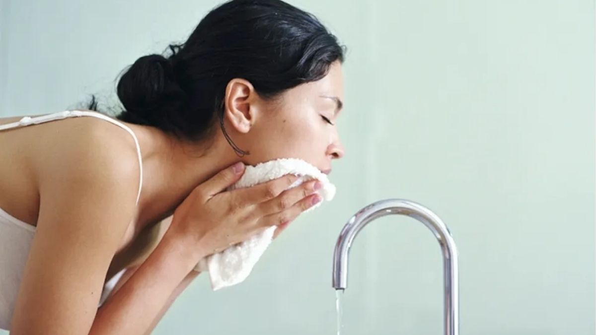 Dùng khăn mặt không sạch hoặc chạm tay lên mặt thường xuyên làm tăng nguy cơ nhiễm khuẩn.