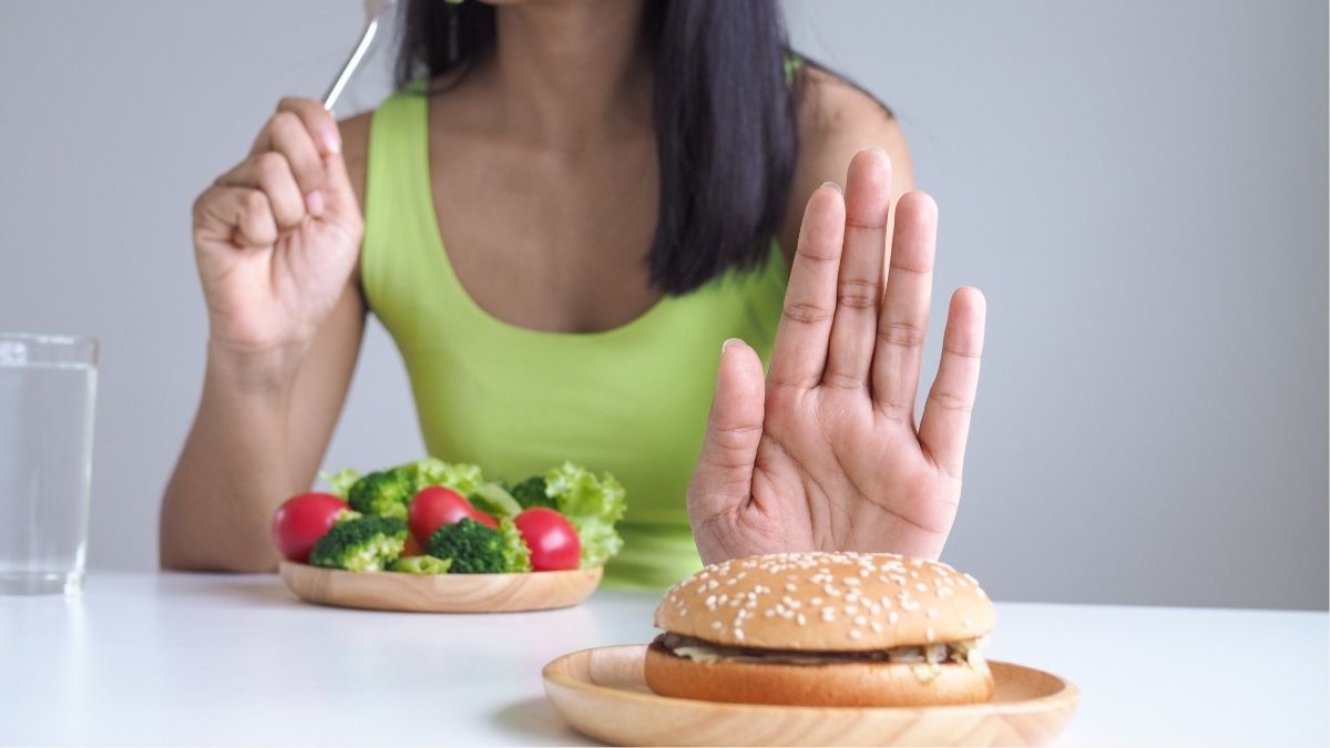 Chế độ ăn lành mạnh, hạn chế đồ dầu, đường, caffeine, uống đủ nước