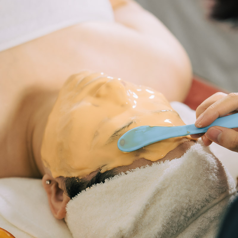 Quy trình tương tự gồm tẩy trang, làm sạch, tẩy da chết enzyme, đắp mask cao su lạnh và dưỡng da hoàn chỉnh.