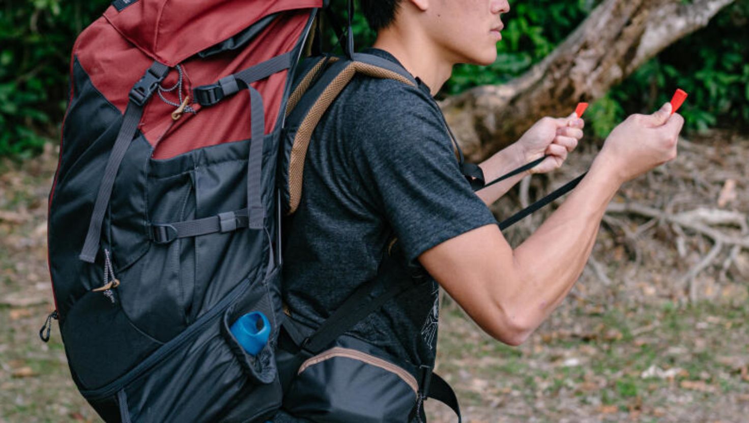 Việc đeo ba lô hoặc túi xách nặng thường xuyên. Nó gây ma sát và bí bách vùng lưng.