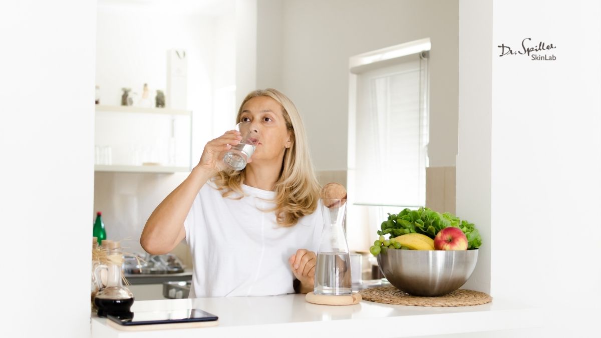 Cung cấp đủ nước cho cơ thể cũng là yếu tố quan trọng giúp duy trì làn da khỏe mạnh