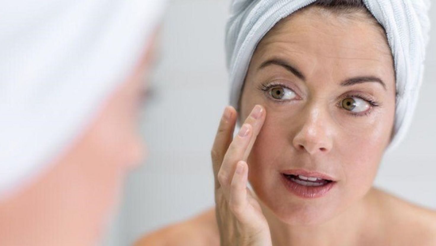 Dưỡng ẩm là bước cơ bản trong quy trình chăm sóc da để ngăn ngừa nếp nhăn