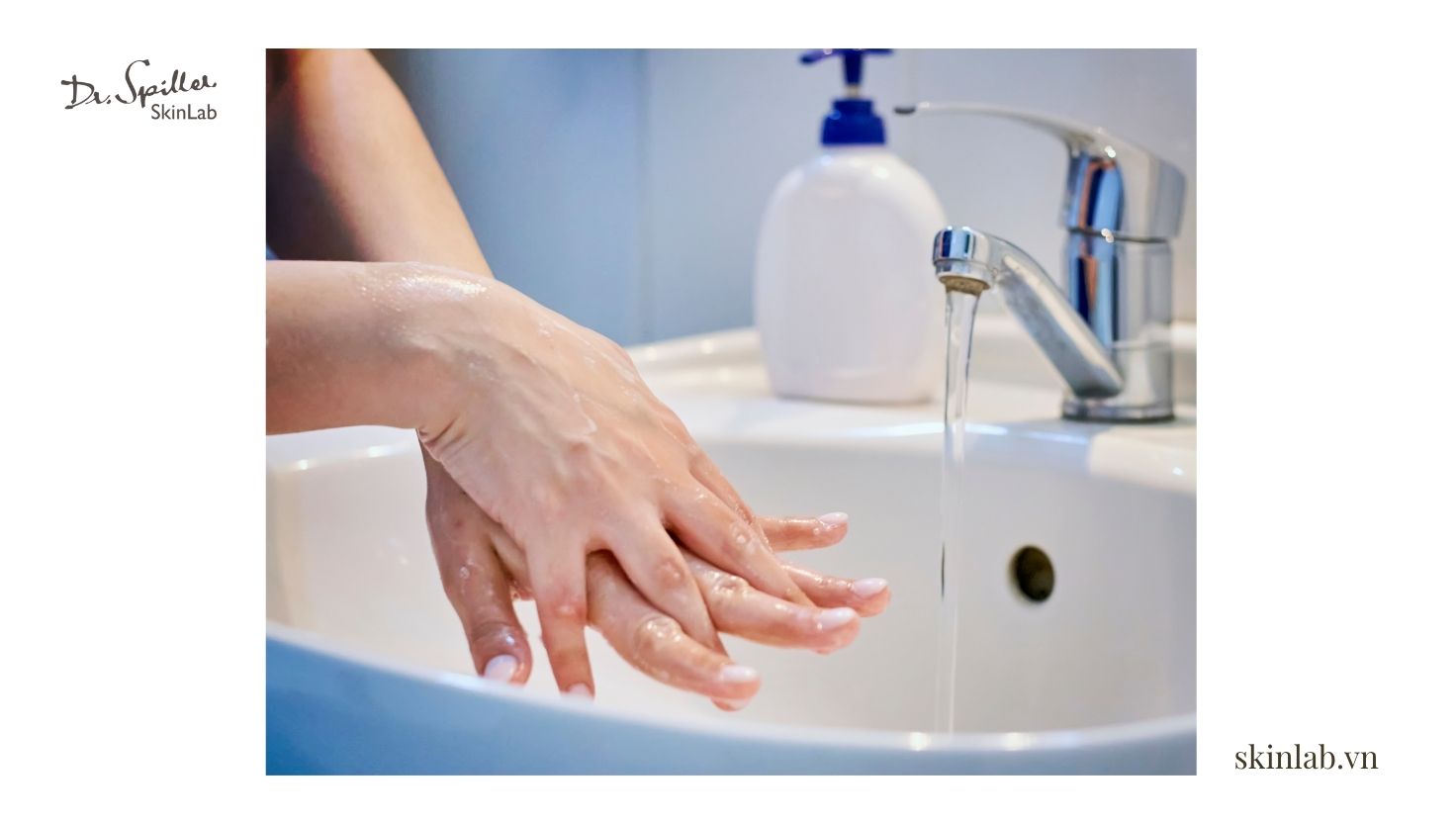 Thói quen rửa tay bằng xà phòng sát khuẩn hoặc nước rửa tay trước khi dùng sữa rửa mặt giúp đảm bảo vệ sinh