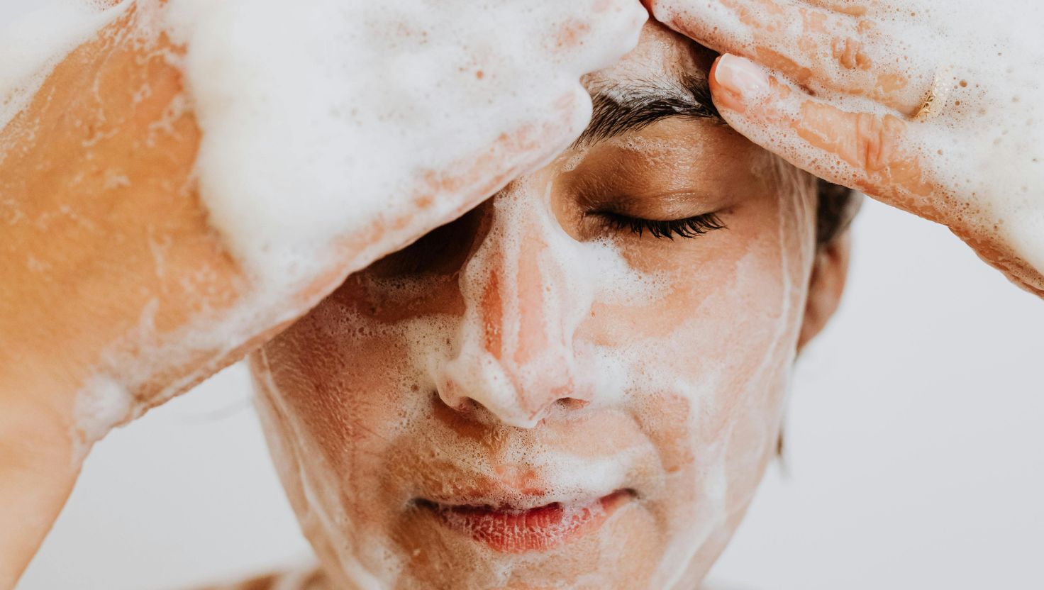 TOP 3 sai lầm cơ bản khi dùng sữa rửa mặt và cách khắc phục