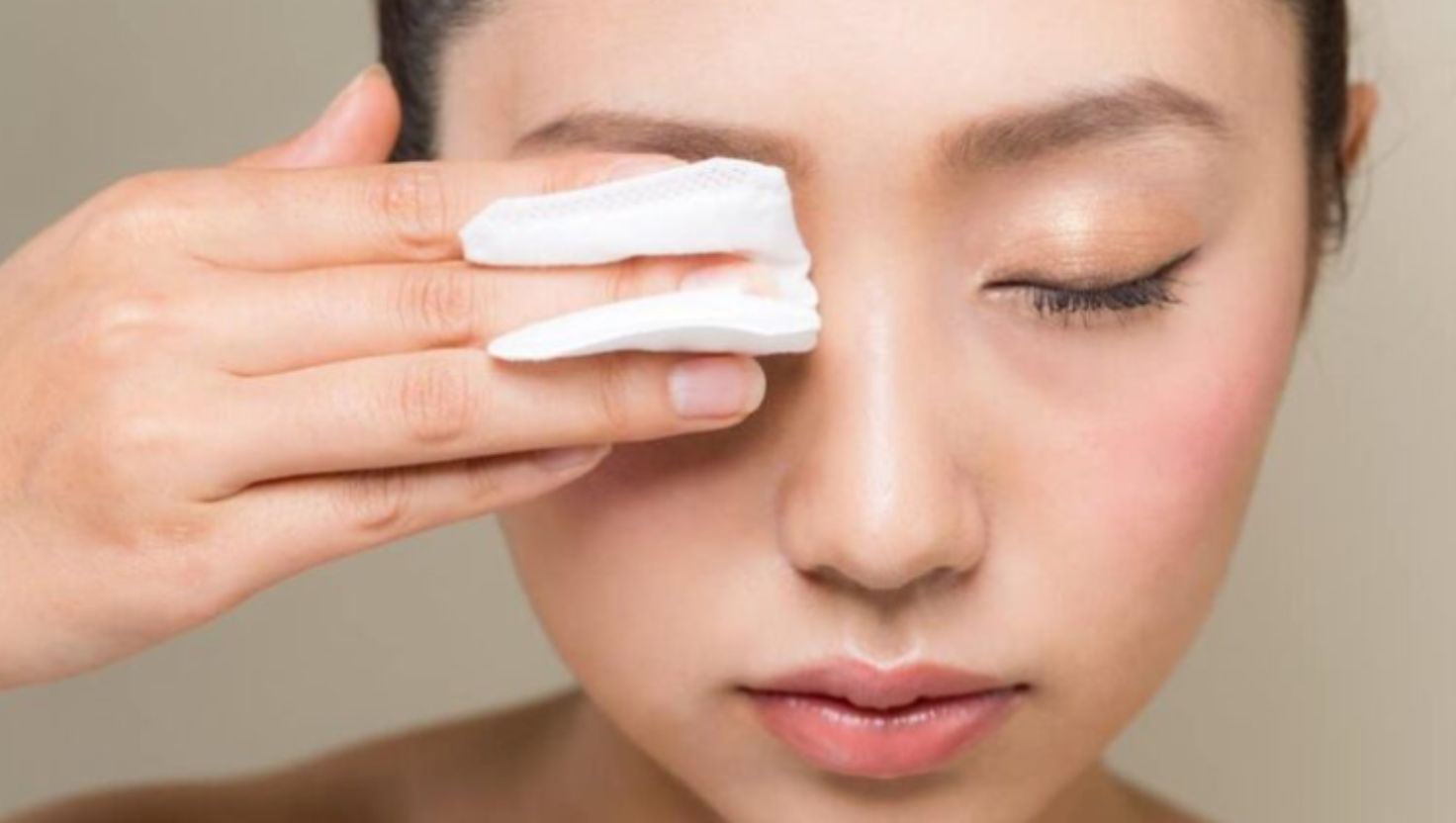 Sự khác biệt giữa tẩy trang mặt, mắt và môi thế nào?
