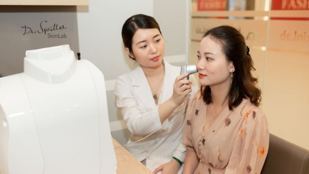 Khách hàng được phân tích da kỹ càng, xác định vùng da hỗn hợp cần tập trung điều trị như vùng chữ T, vùng má khô, mụn