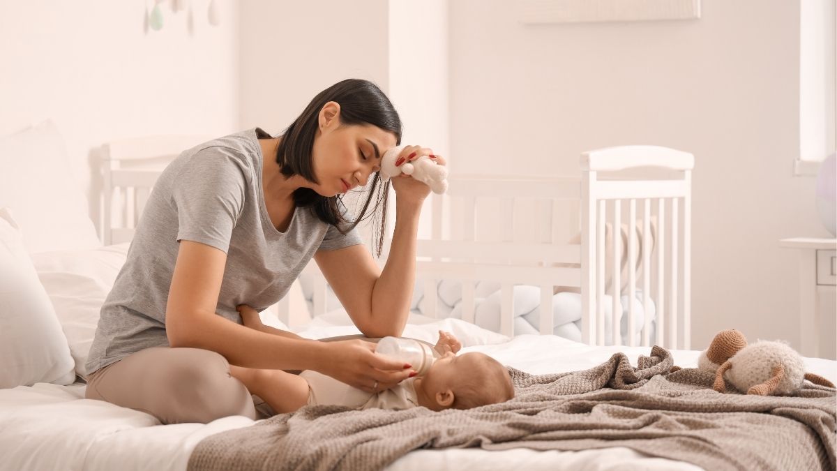Việc chăm sóc em bé khiến mẹ bỉm thường xuyên mất ngủ, mệt mỏi kéo dài làm suy giảm hệ miễn dịch và tăng nguy cơ viêm da.