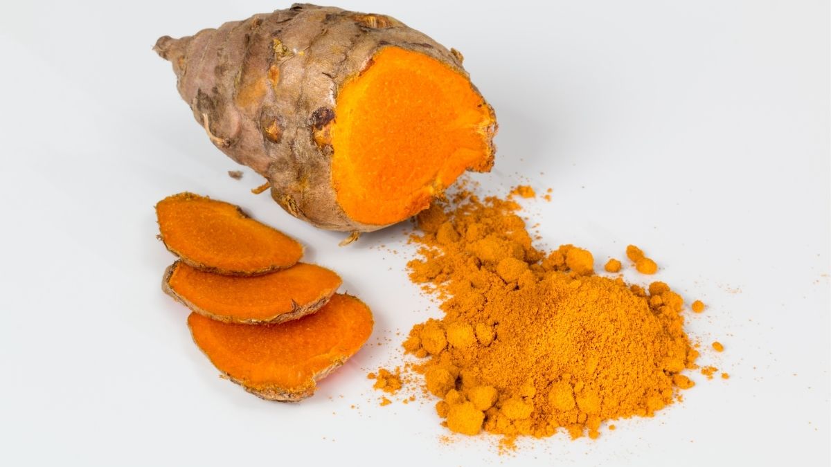Curcumin trong nghệ là hoạt chất có khả năng chống viêm, chống oxy hóa mạnh, giúp làm lành tổn thương trên da và hạn chế sẹo.