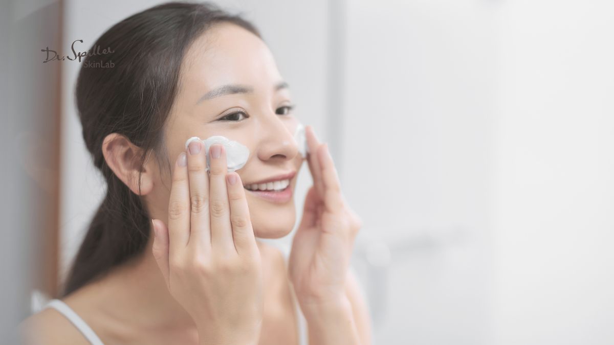 Lựa chọn sữa rửa mặt dịu nhẹ, không làm khô da