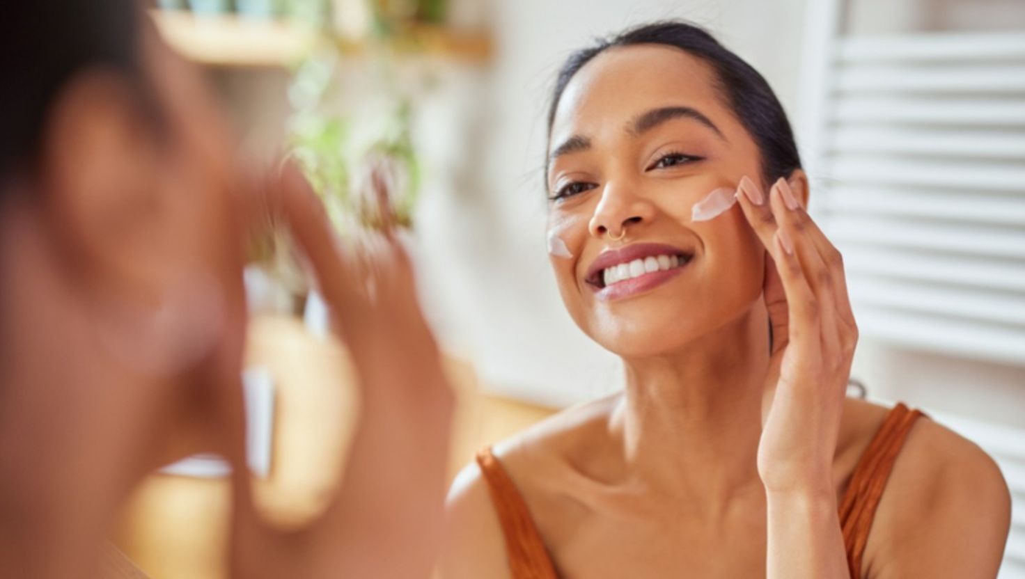 Dùng kem chống nắng phổ rộng: Luôn dùng kem chống nắng có chỉ số SPF 30 trở lên.