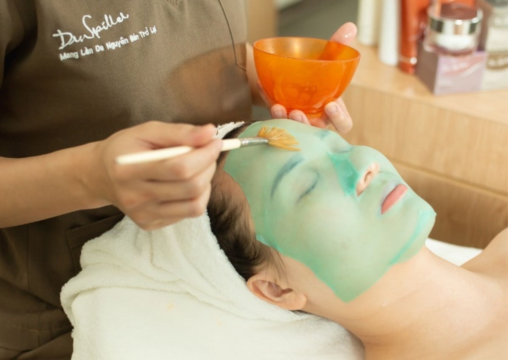 Mặt nạ chứa collagen tự nhiên và chiết xuất nha đam giúp làm dịu nhanh da sau nắng.