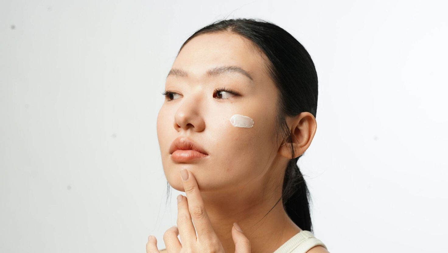 Dưỡng ẩm là bước quan trọng giúp củng cố hàng rào bảo vệ da và ngăn ngừa mất nước