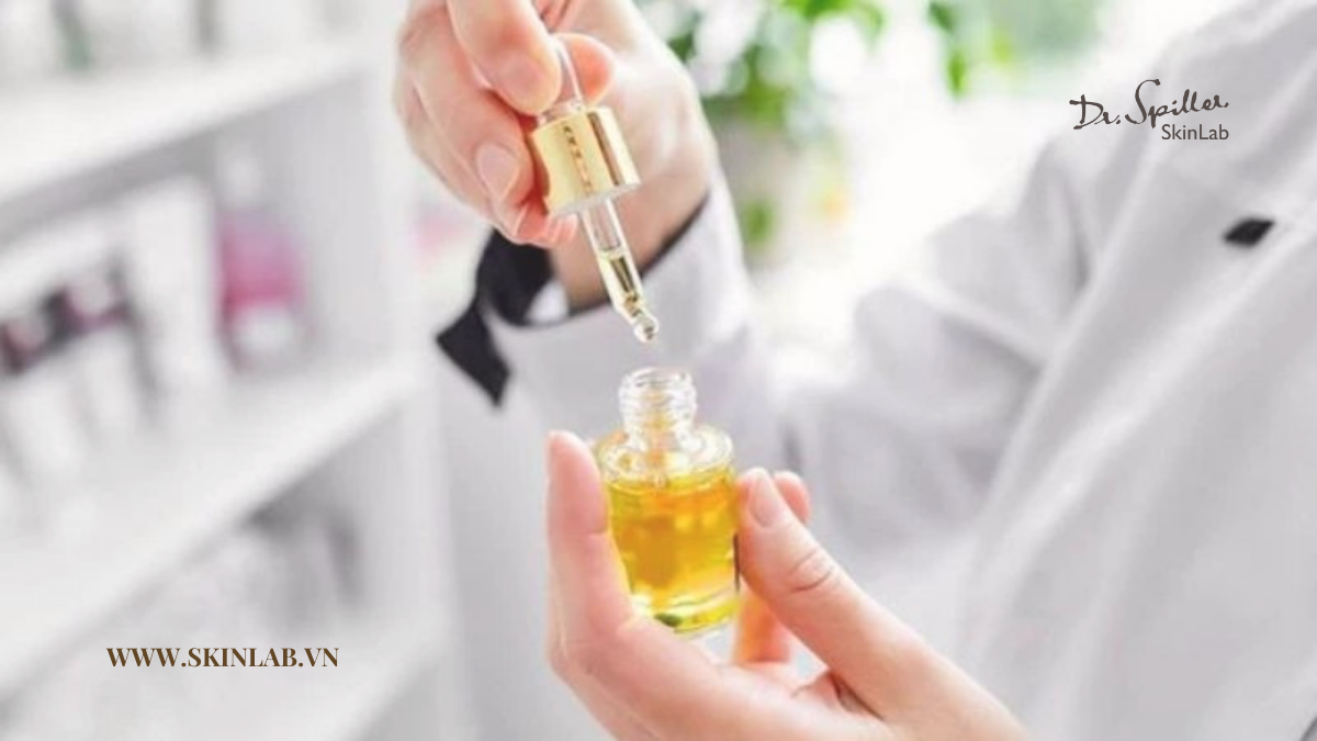 Serum cho da nhạy cảm nên chứa hyaluronic acid, niacinamide, vitamin B5, peptide