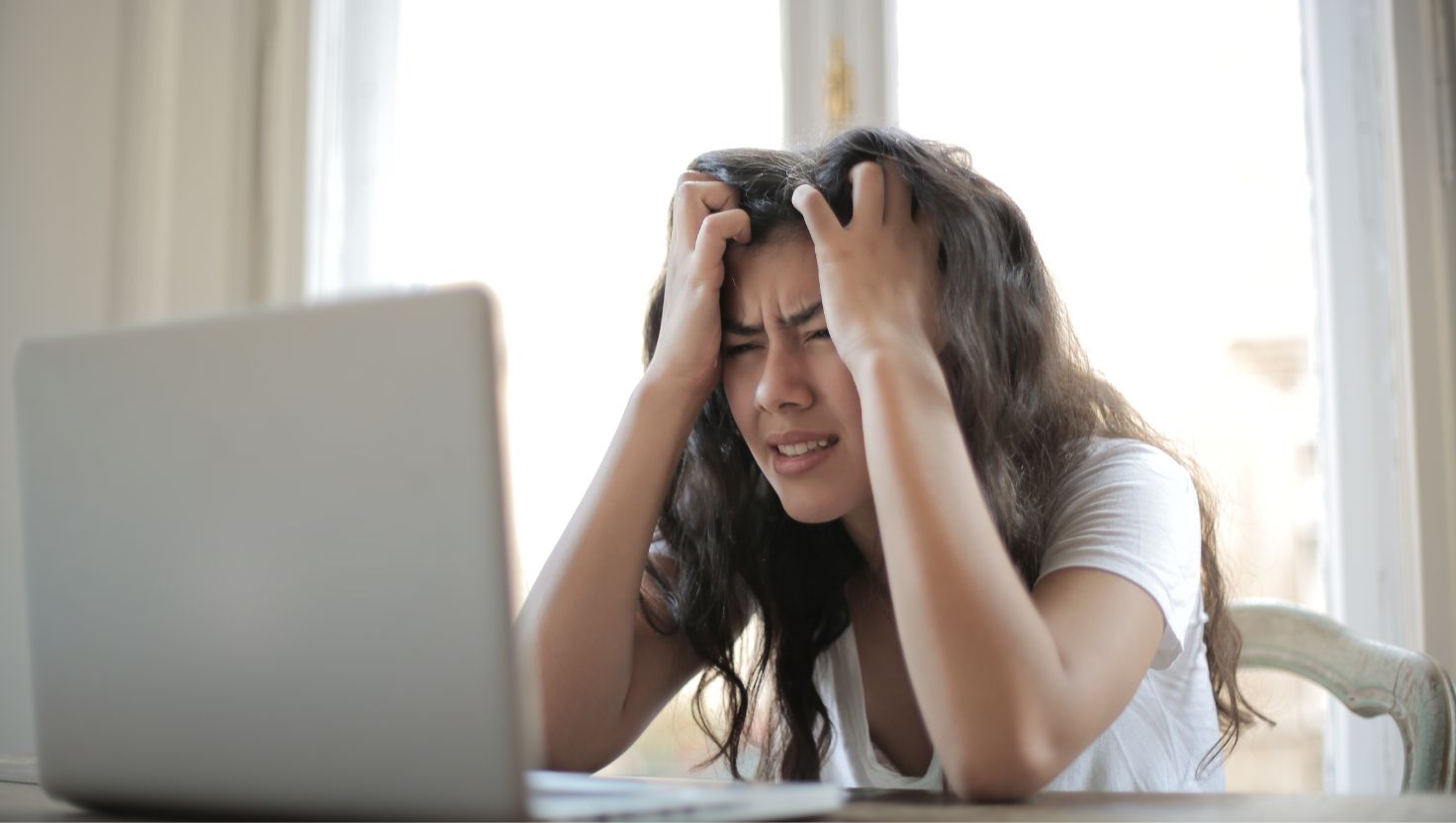 Nguyên nhân gây mẩn đỏ ở da nhạy cảm có thể do stress