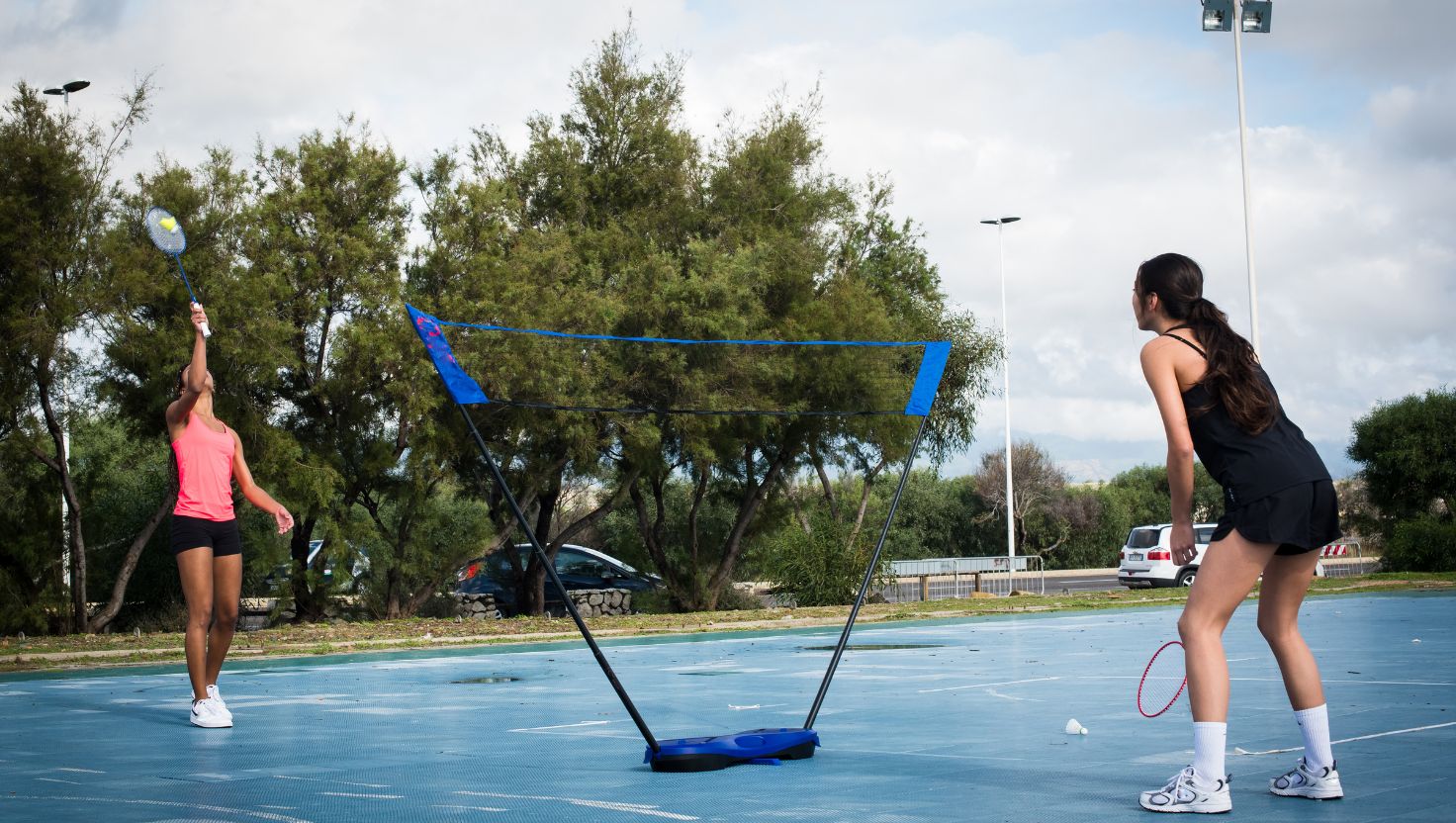 Các hoạt động ngoài trời khiến da đổ mồi hôi, dễ gây mụn