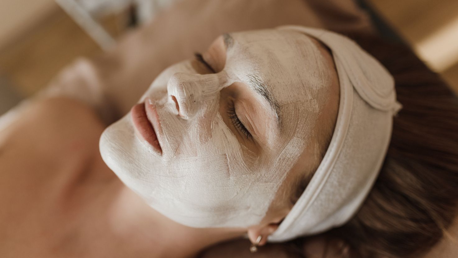 Thỉnh thoảng dùng mặt nạ dưỡng ẩm và tái tạo da giúp bù đắp dưỡng chất và cân bằng độ ẩm 