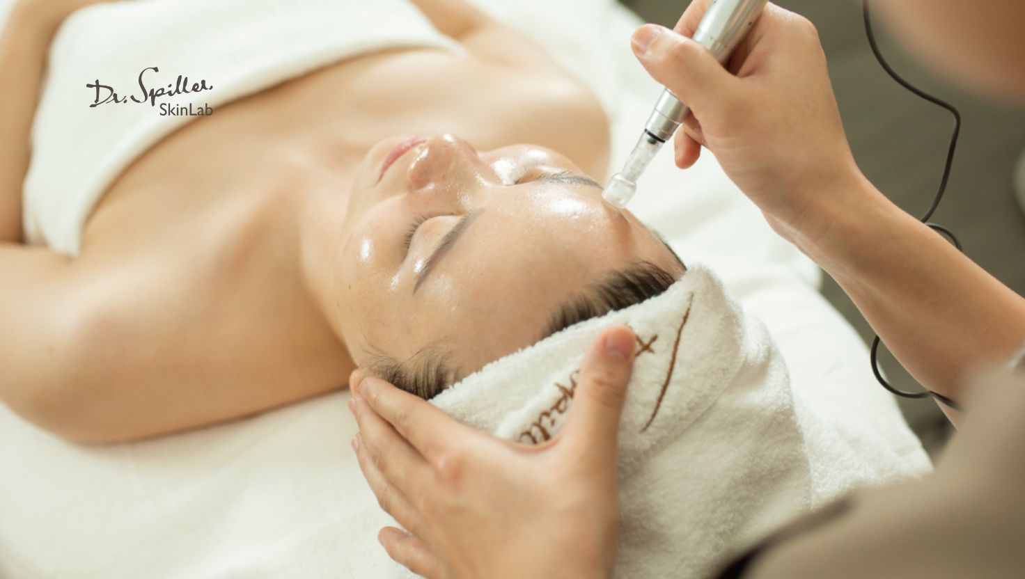 Hút bã nhờn vùng chữ T (nếu cần) để làm sạch da 