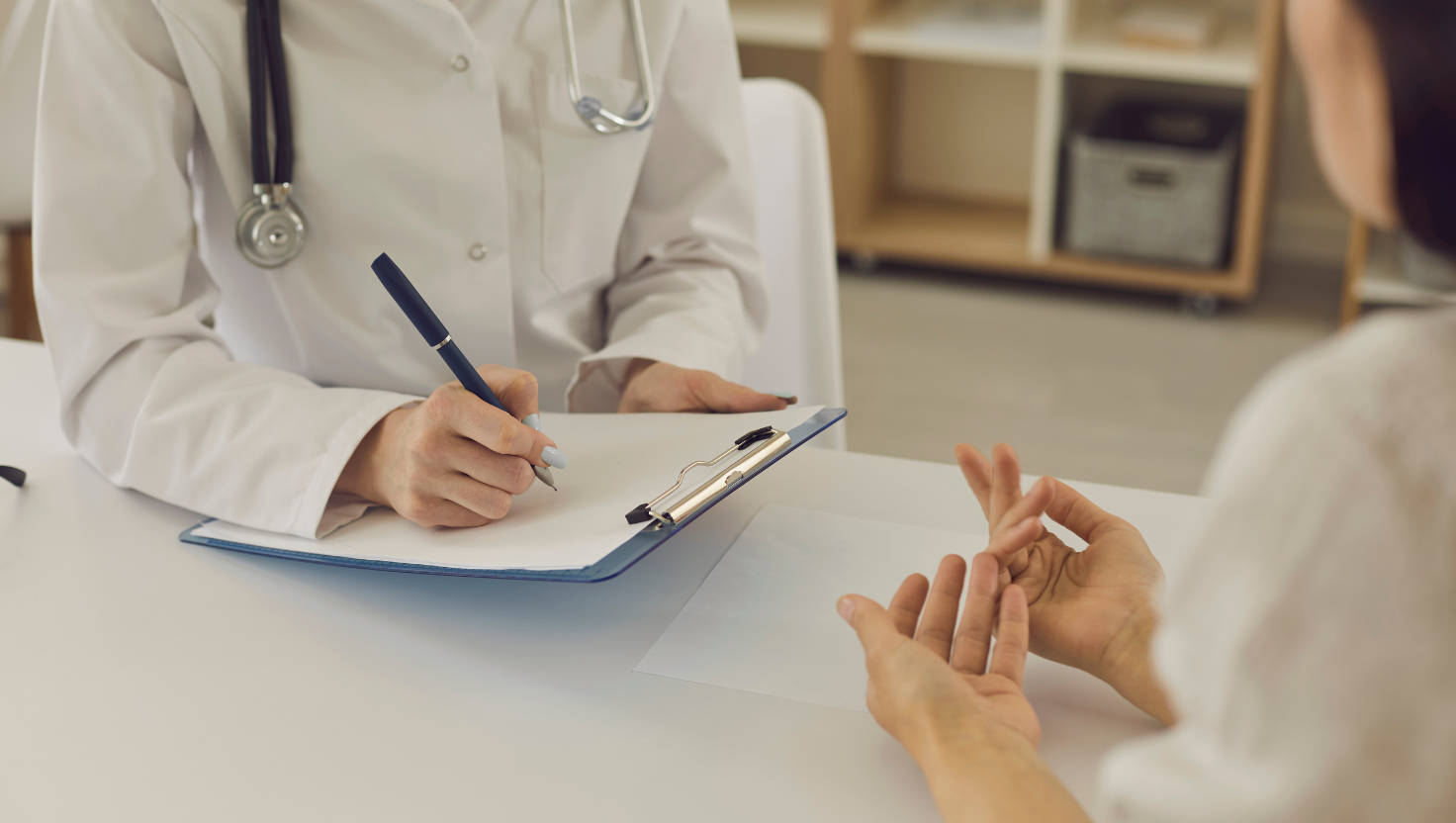 Khi da nhạy cảm bị mẩn đỏ kéo dài hoặc có dấu hiệu nặng hơn, bạn nên đi khám bác sĩ da liễu.