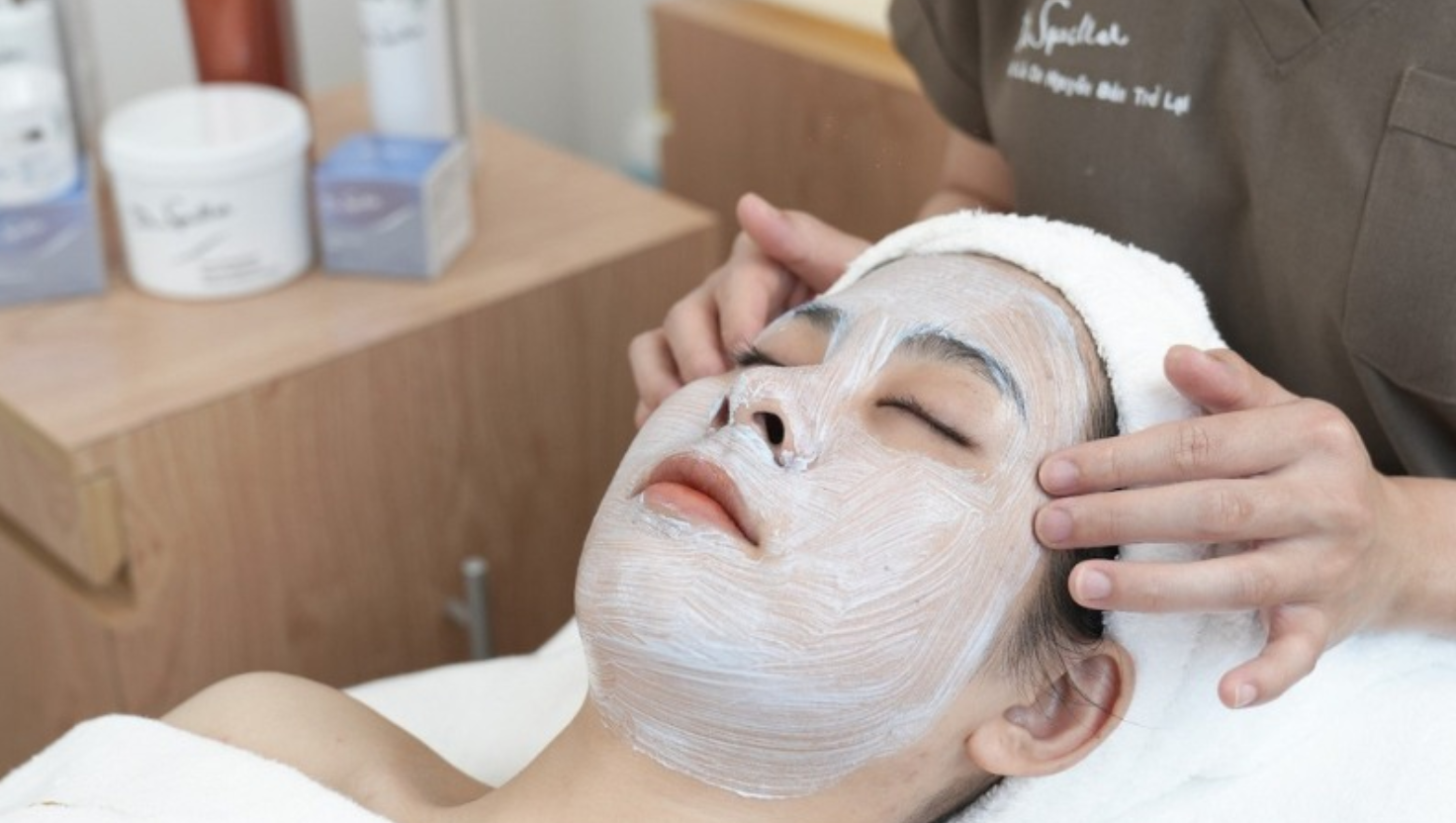 Sử dụng mặt nạ dưỡng chuyên biệt giúp da nhạy cảm được phục hồi nhanh như Azulen Cream Mask