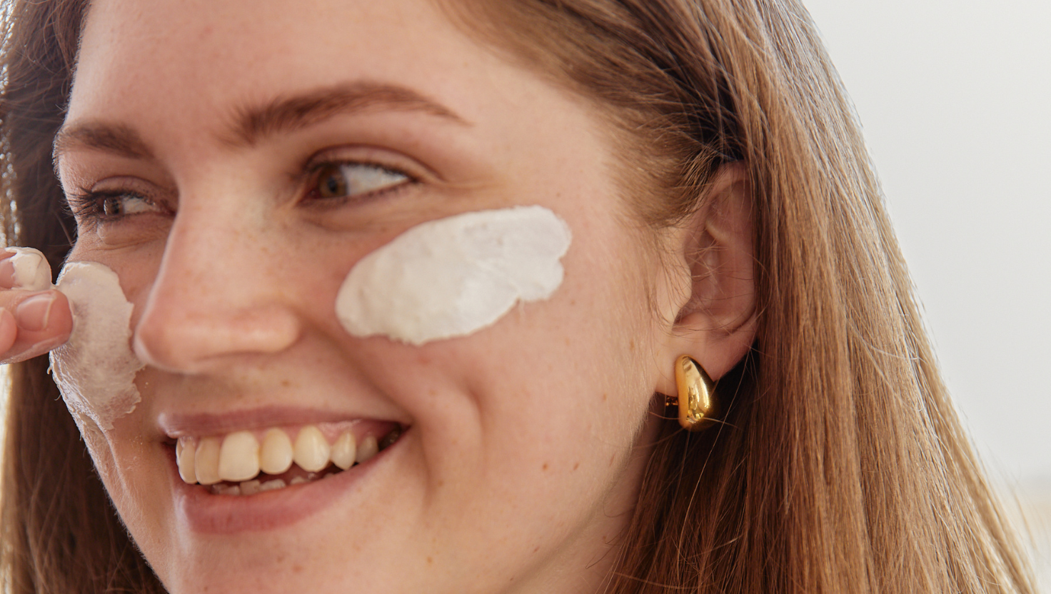 Việc sử dụng kem dưỡng ẩm phù hợp giúp phục hồi và cân bằng độ ẩm tự nhiên giúp da khỏe mạnh, hạn chế kích ứng.