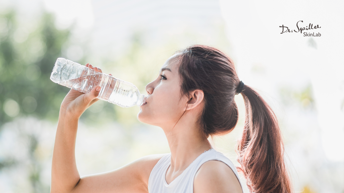 Uống đủ nước mỗi ngày giúp da giữ ẩm và loại bỏ độc tố hiệu quả.