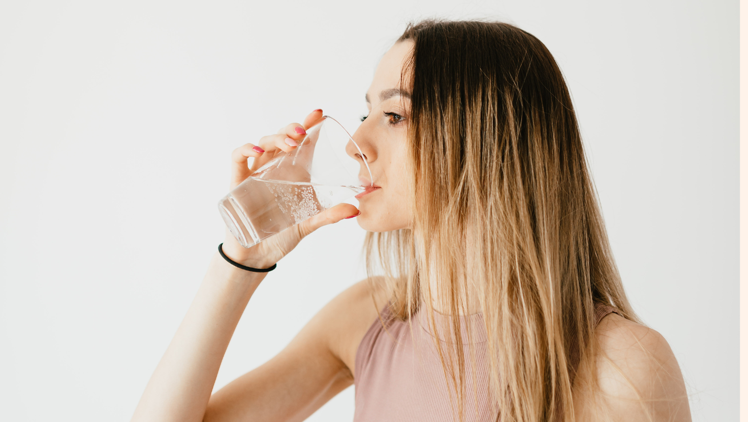 Uống đủ 2 lít nước mỗi ngày cải thiện tình trạng da nhạy cảm thiếu nước
