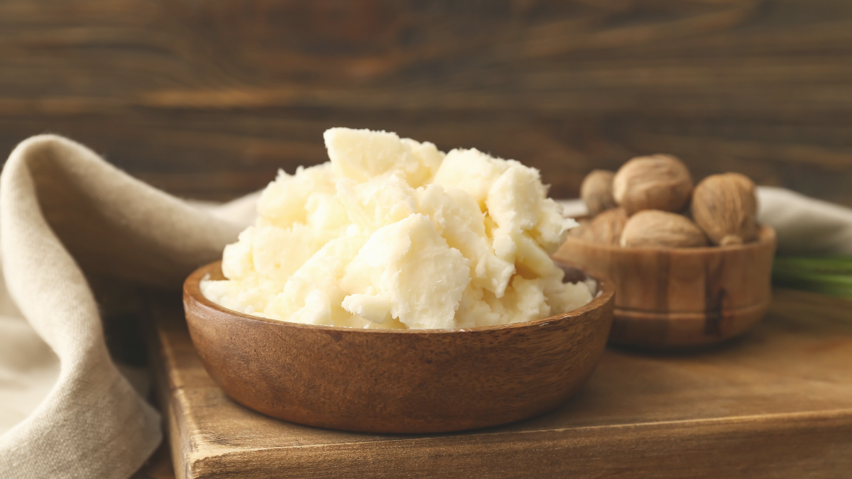 Các thành phần như bơ hạt mỡ (Shea Butter) và Dầu giúp khóa ẩm da nhạy cảm