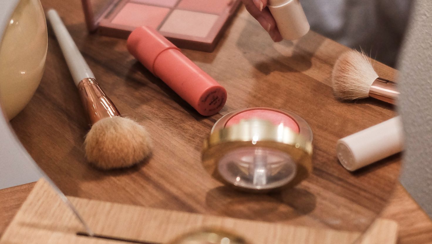 Việc dùng sai sản phẩm làm da tổn thương và dễ viêm đỏ.