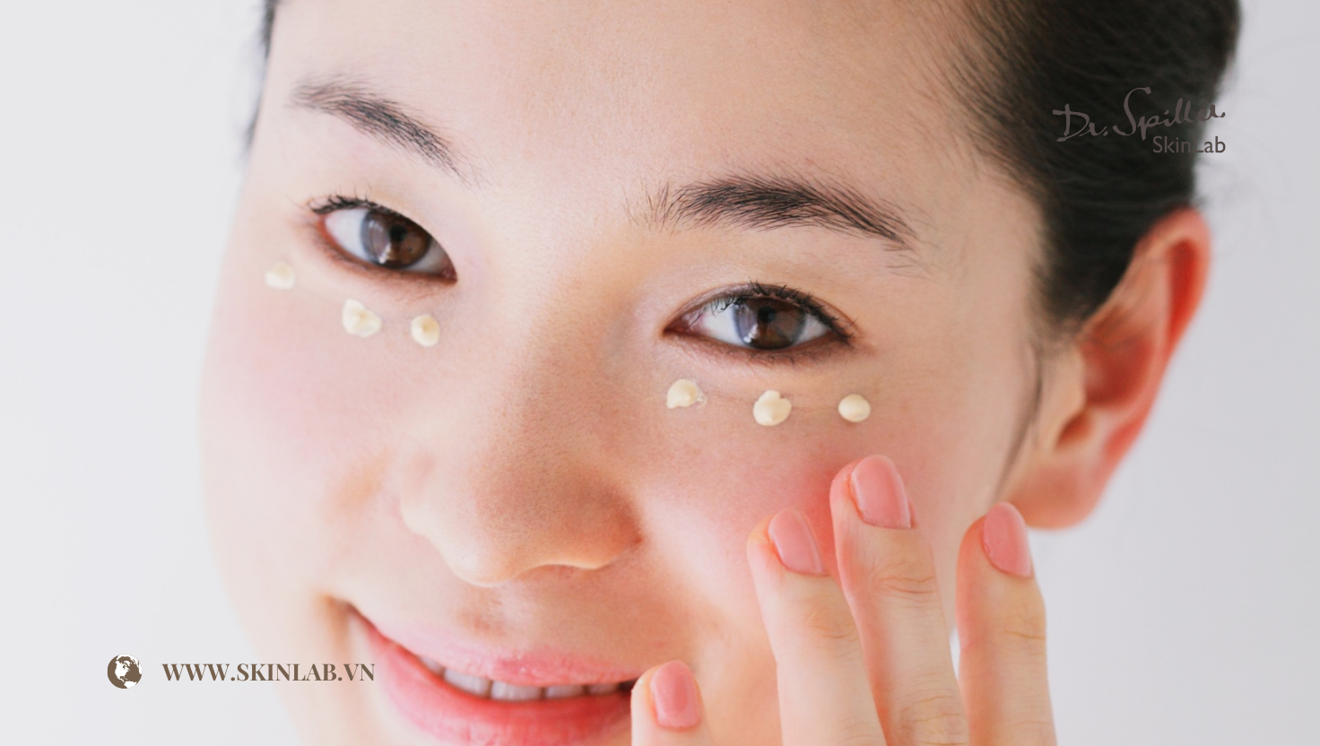 họn kem dưỡng ẩm chứa thành phần lành tính như hyaluronic acid, glycerin, ceramide.