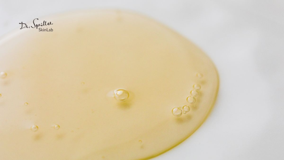 Để phù hợp với da nhạy cảm, dầu tẩy trang nên chứa các thành phần tự nhiên.