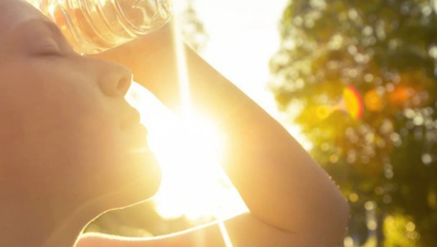 Nếu bắt buộc phải ra ngoài, nên kết hợp cả chống nắng vật lý và hóa học