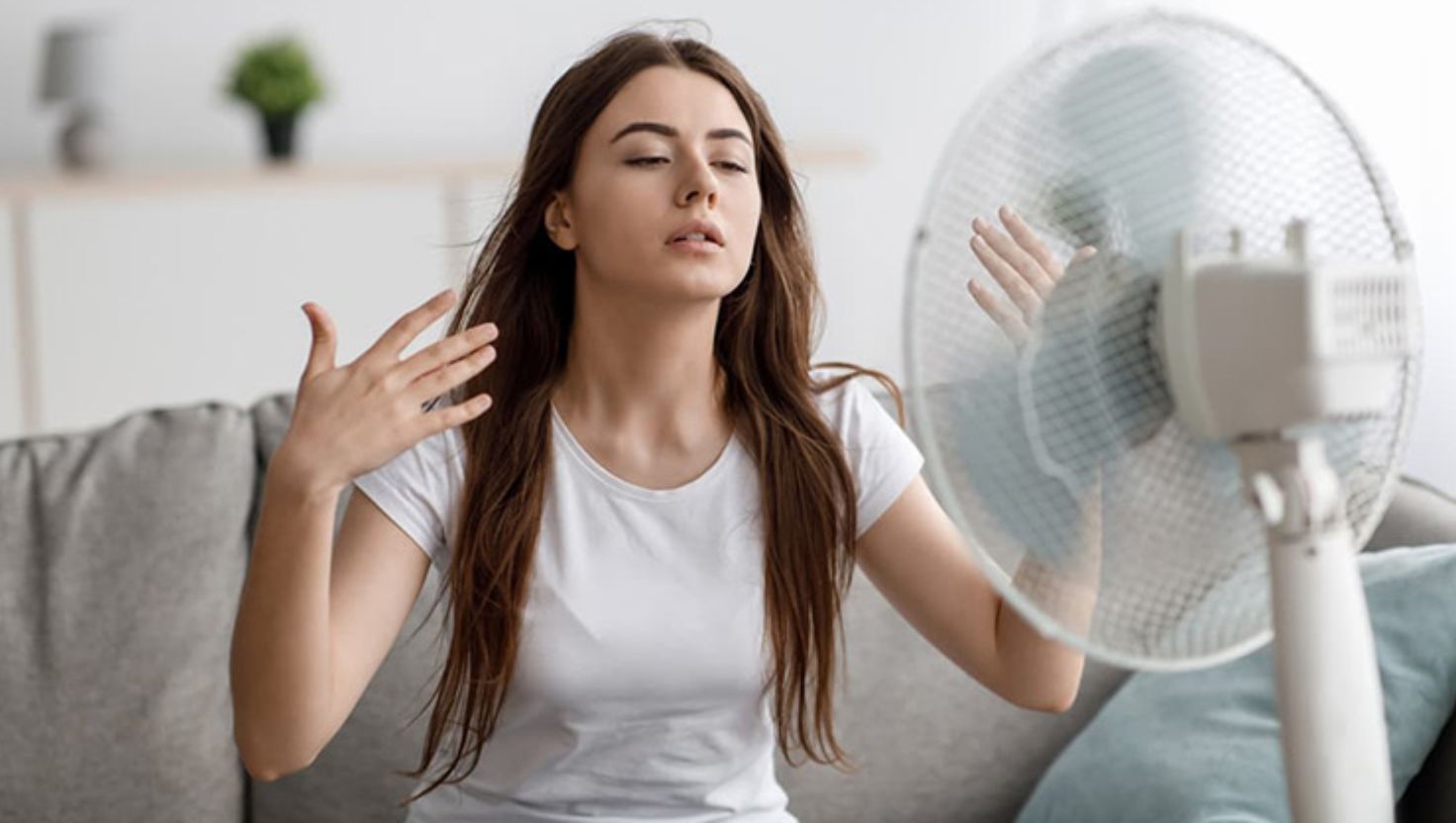 Cả quạt và điều hòa đều không nên hướng trực tiếp vào vùng da mặt, cổ, ngực