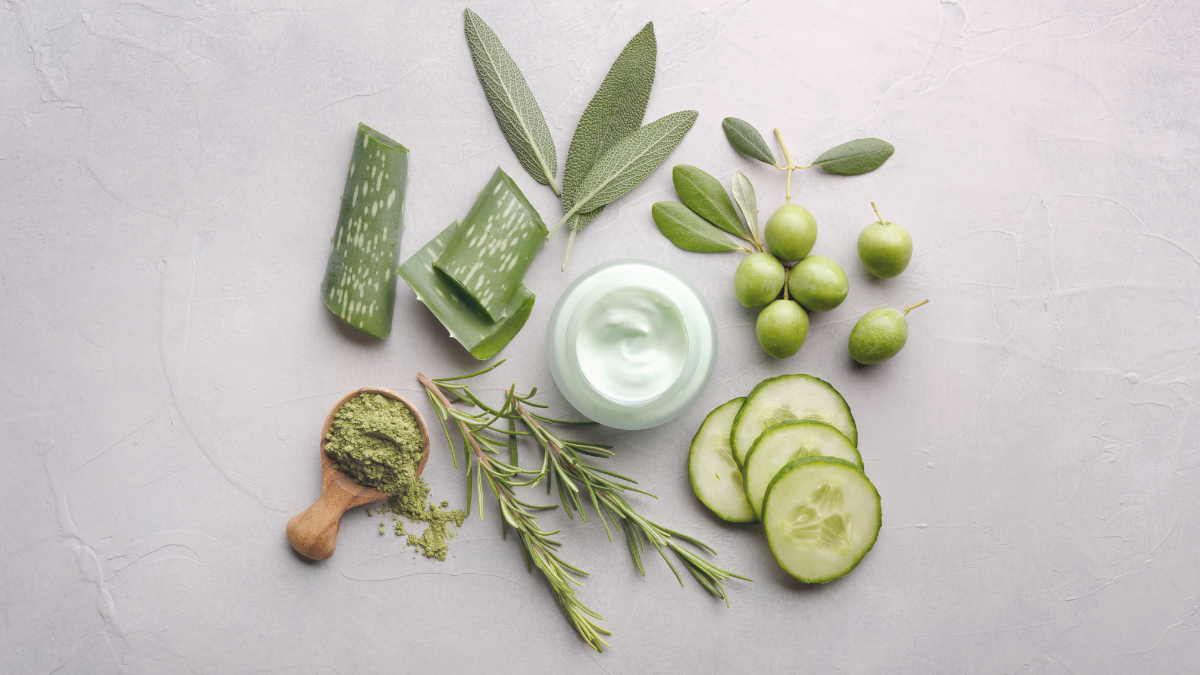 Các chiết xuất từ hoa cúc hoặc lô hội rất tốt, giúp làm dịu da, giúp giảm sưng tấy.