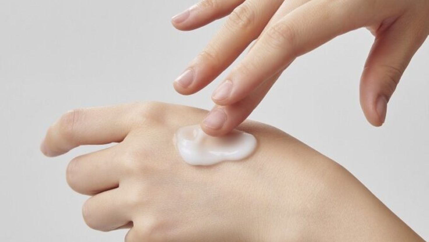 Không nên dùng kem quá đặc vào mùa hè, thay vào đó chọn kết cấu gel nhẹ, mỏng