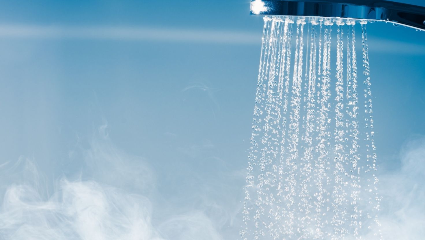 Hãy tắm bằng nước mát hoặc nước ấm vừa phải để bảo vệ da vào mùa hè