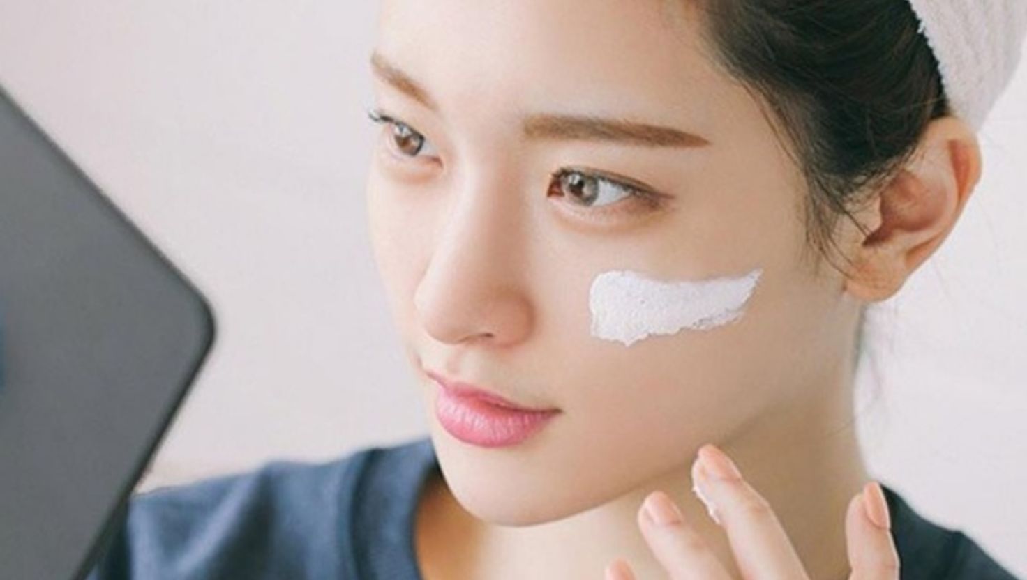 Vì sao da dễ “khó ở” vào mùa hè?