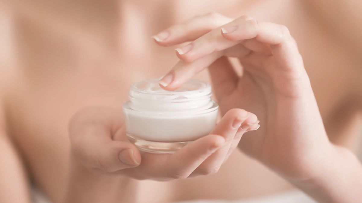 Kem dưỡng nên có kết cấu dạng cream nhẹ, gel-cream hoặc lotion, vừa đủ ẩm nhưng không gây nặng mặt hay bí da.