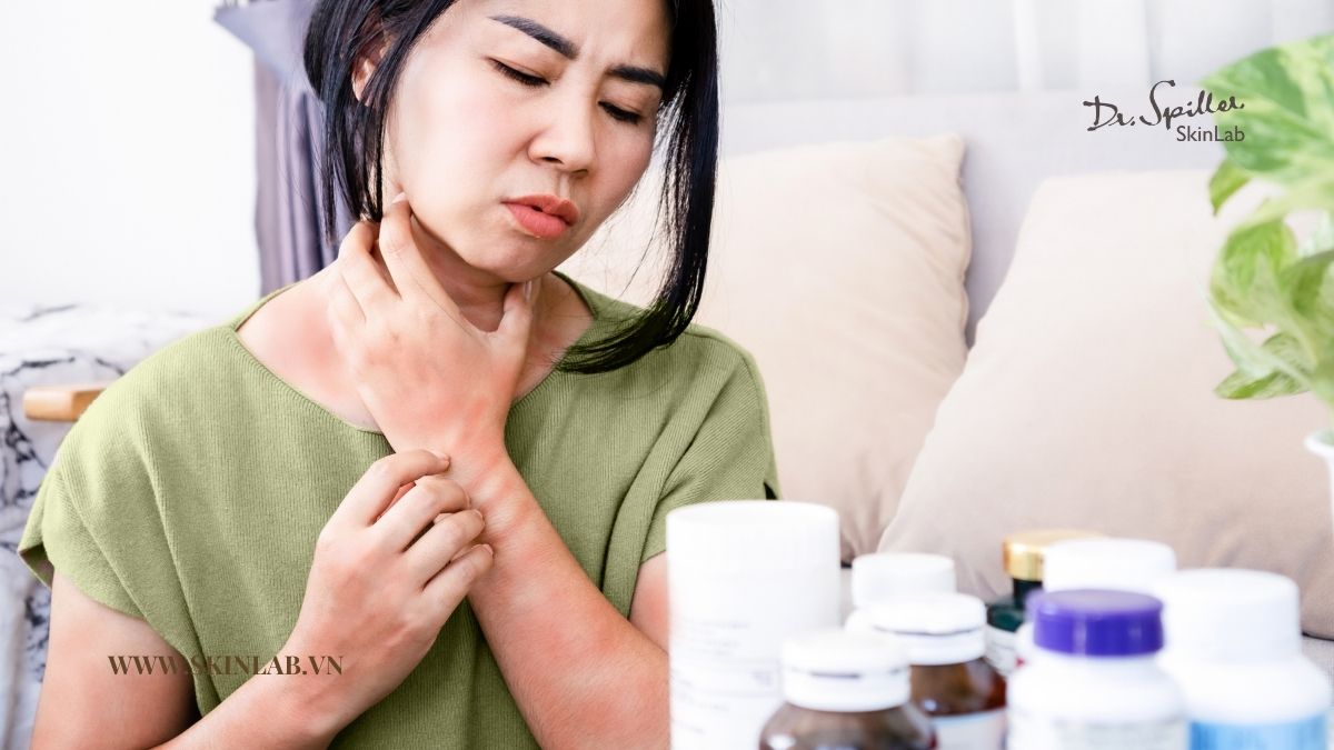 Biểu hiện của dị ứng mỹ phẩm ở da nhạy cảm thường bao gồm đỏ da, ngứa ngáy, sưng tấy