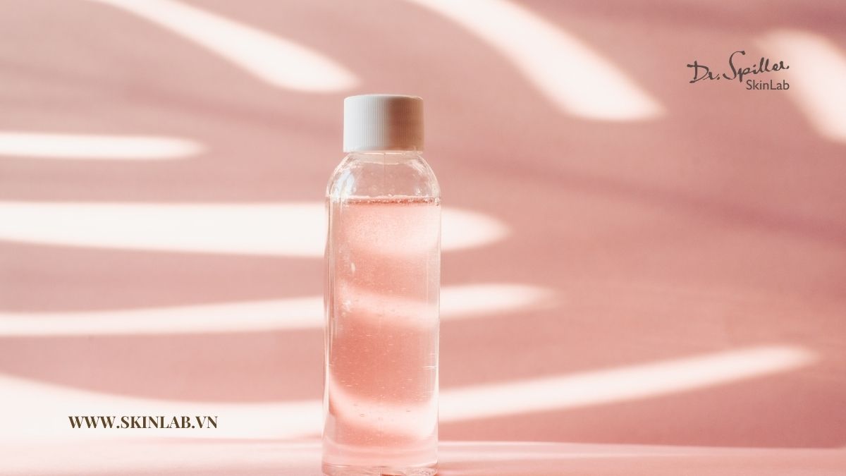 Sử dụng nước hoa hồng làm dịu da nhạy cảm