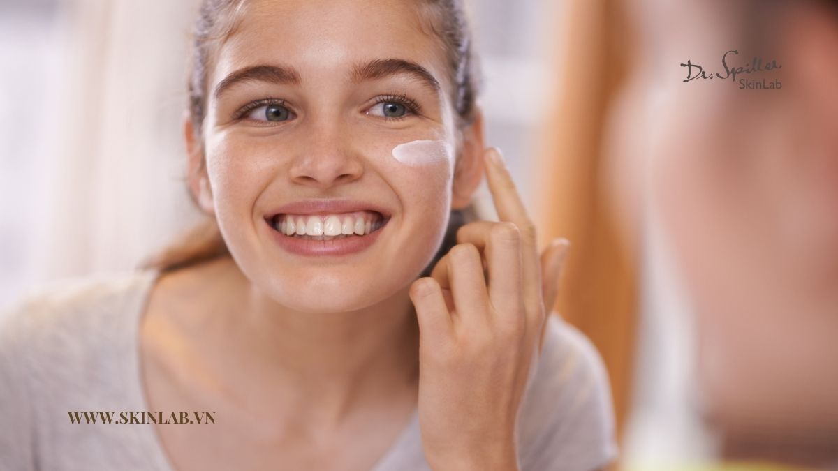 Dùng kem dưỡng kết cấu gel-cream, thấm nhanh, không bí da vào mùa hè