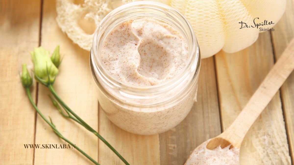 Tẩy tế bào chết vật lý cho da nhạy cảm nên chọn những loại hạt mịn, thảo dược tự nhiên