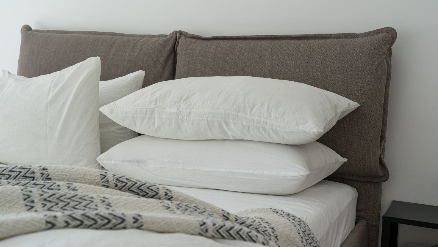 Không thường xuyên vệ sinh chăn và gối là nguyên nhân tiềm ẩn khiến da nhạy cảm dễ nổi mụn hoặc kích ứng