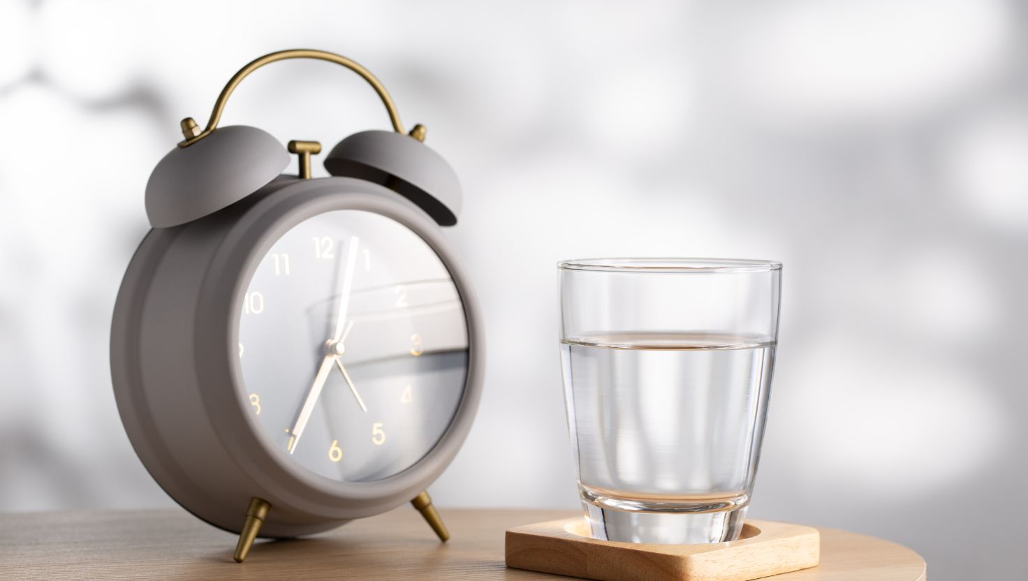 Uống 1 ly nước ấm sau khi thức dậy giúp thanh lọc cơ thể và kích hoạt các chức năng trao đổi chất.