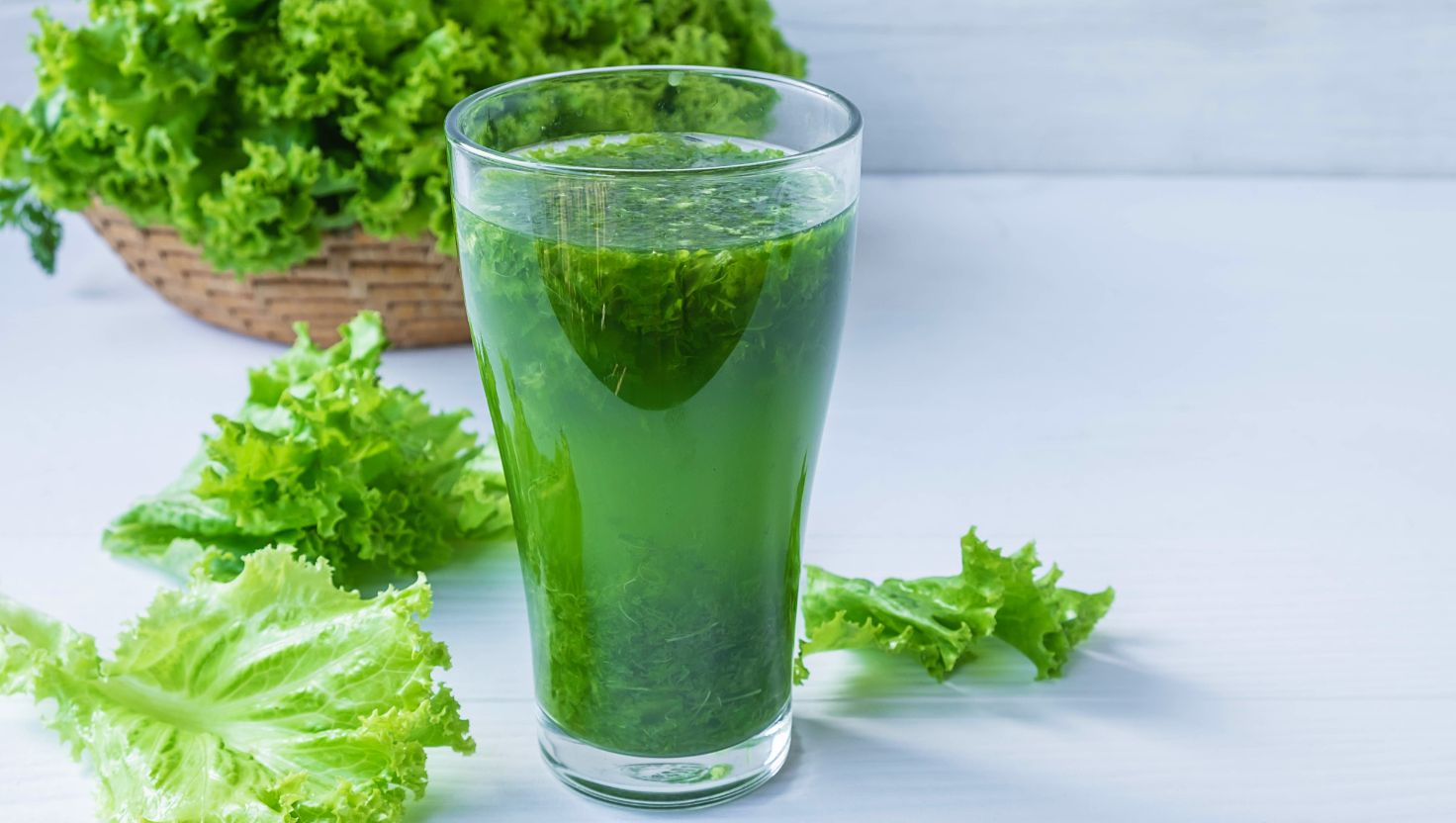 Nước ép rau củ chứa nhiều vitamin và khoáng chất, giúp giải độc, dưỡng sáng da và giảm mụn hiệu quả.