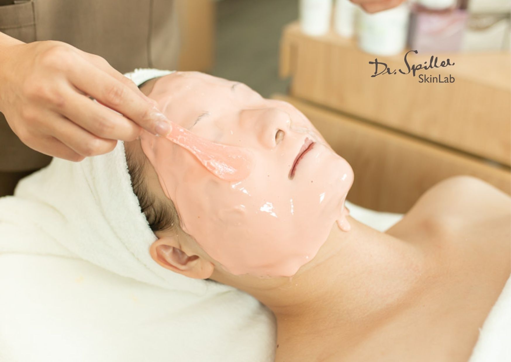 Mặt nạ Age Repair Peel Off Mask cung cấp Vitamin C tinh khiết giúp làm sáng da, chống oxy hóa và hỗ trợ sản sinh collagen