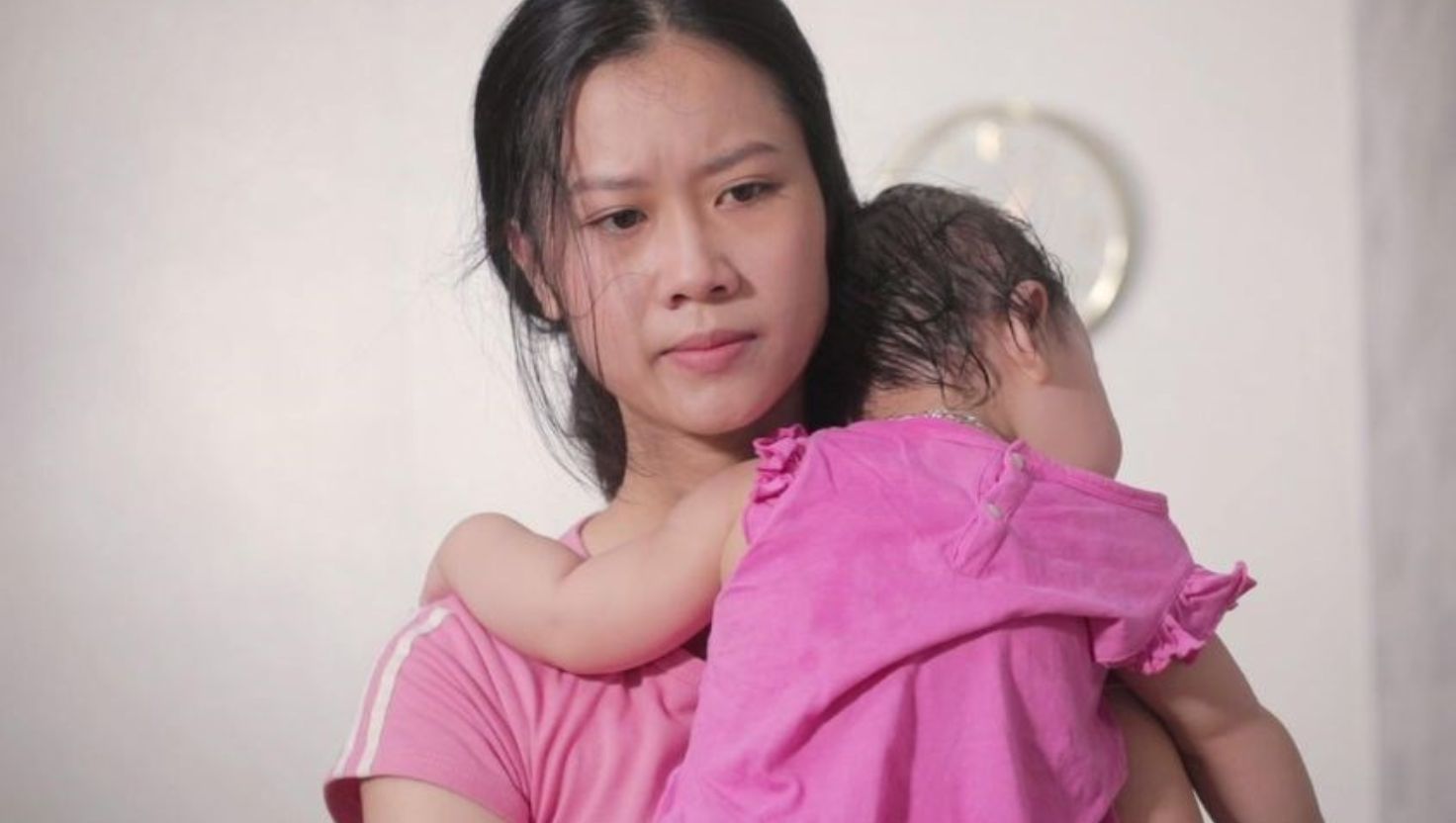 Những yếu tố này cộng hưởng khiến da mẹ sau sinh mất đi sự tươi trẻ vốn có. Tuy nhiên, với sự chăm sóc đúng cách, mẹ hoàn toàn có thể lấy lại làn da mịn màng, sáng khỏe.