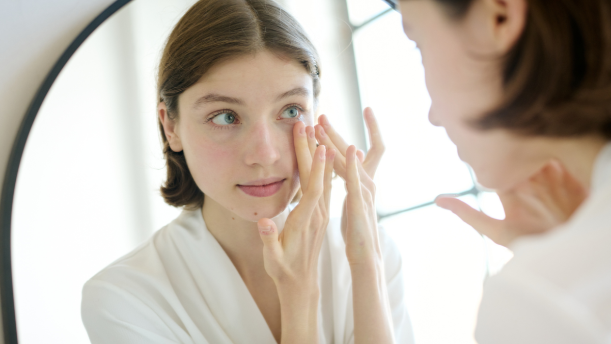 Nhưng lưu ý quan trọng là phải duy trì thói quen chăm sóc đều đặn và đúng cách mới kiểm soát tốt các vấn đề vùng mắt như thâm quầng, nếp nhăn hay da khô.