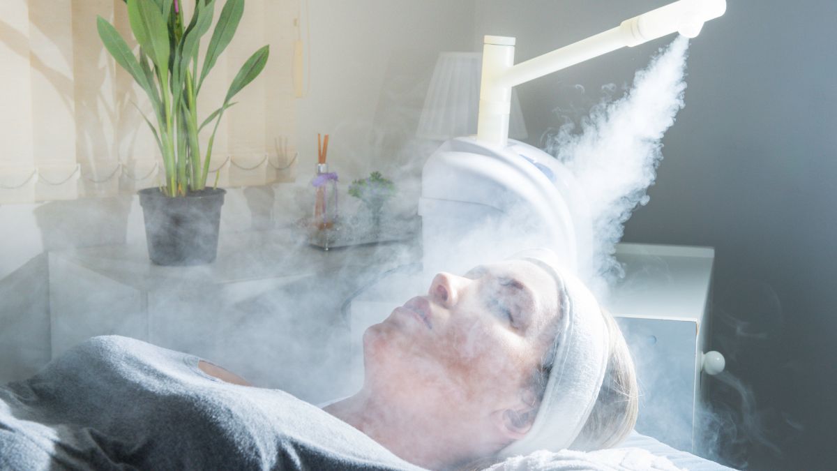 Chăm sóc da sau laser bằng máy xông hơi giúp làm sạch sâu, làm thông thoáng da